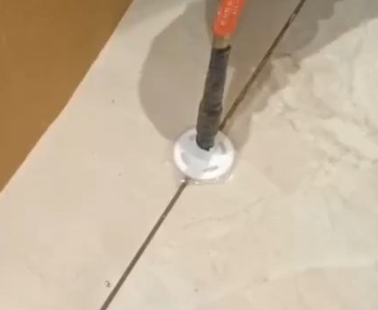河源瓷砖空鼓维修公司专业解答瓷砖在铺贴过程中，如果没有涂抹均匀到位的粘结材料（如水泥砂浆或瓷砖胶），可能会导致以下问题